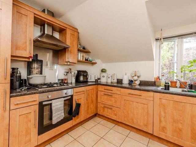 2 bed flat for sale