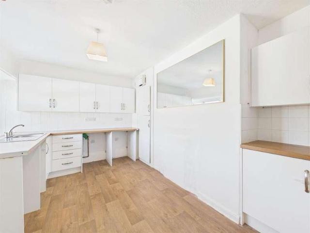 2 bed flat for sale