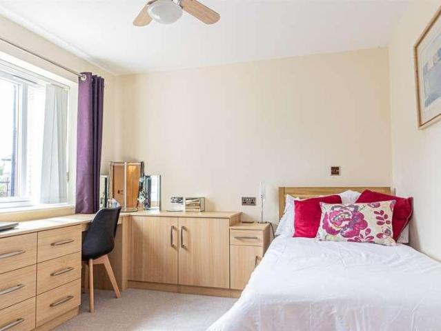 2 bed flat for sale