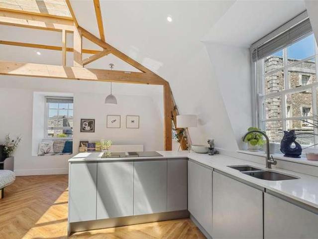 2 bed flat for sale