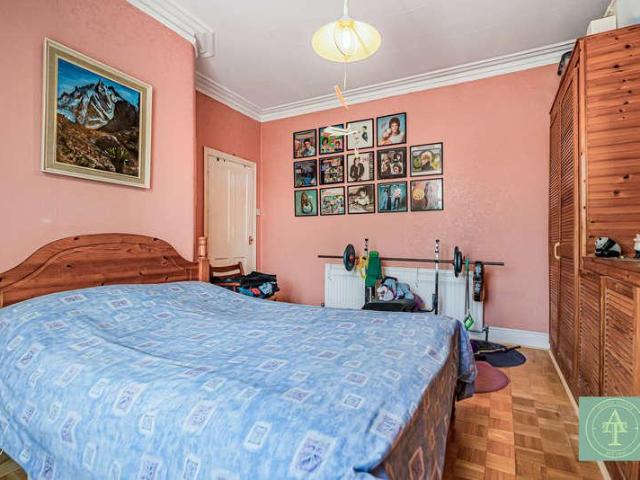 2 bed flat for sale