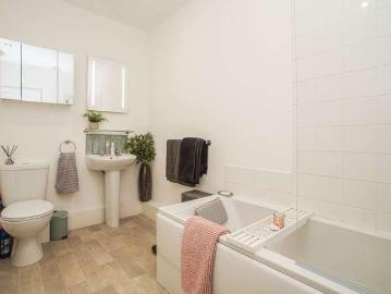 2 bed flat for sale