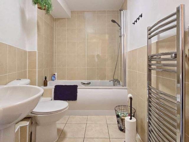 2 bed flat for sale