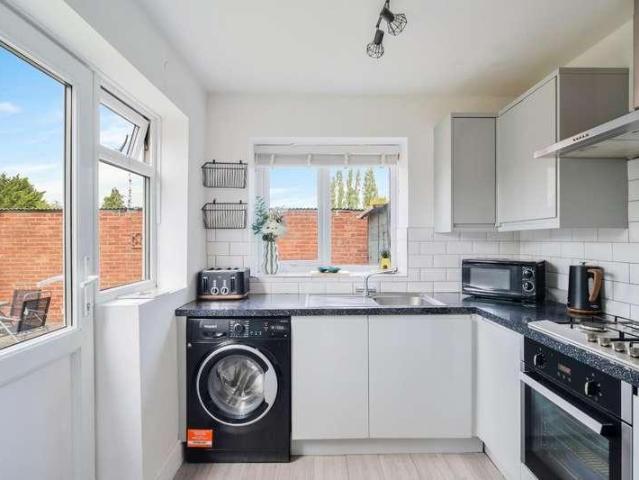 2 bed flat for sale