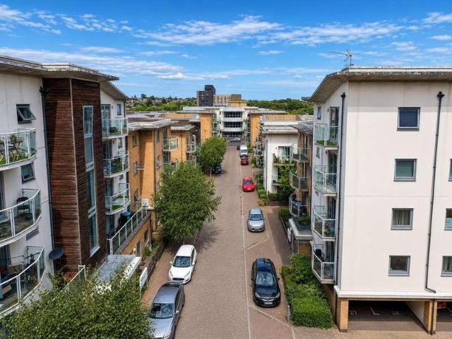 2 bed flat for sale