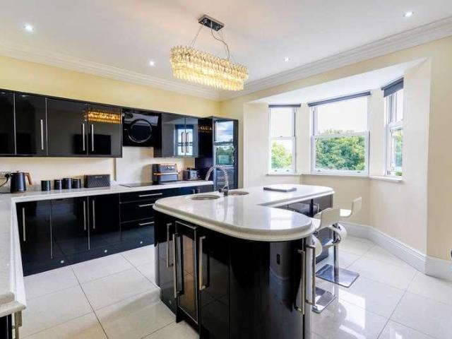 2 bed flat for sale