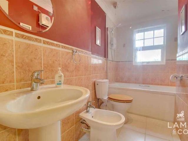 2 bed flat for sale