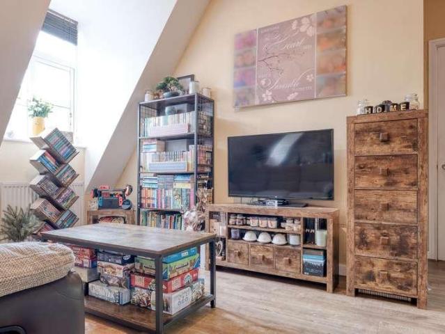 2 bed flat for sale