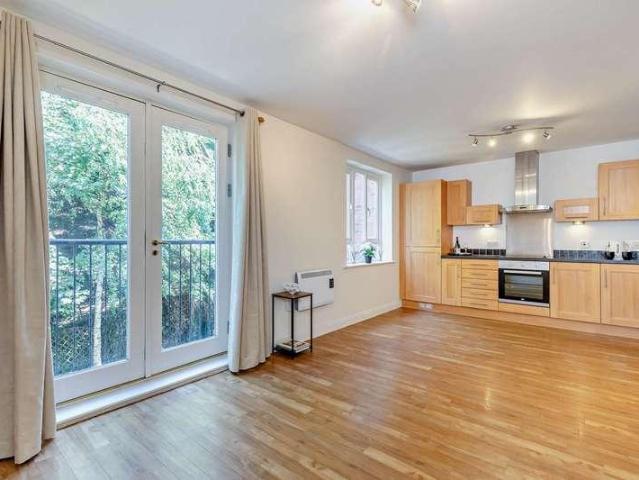 2 bed flat for sale