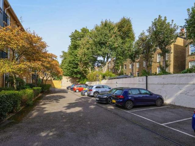 2 bed flat for sale