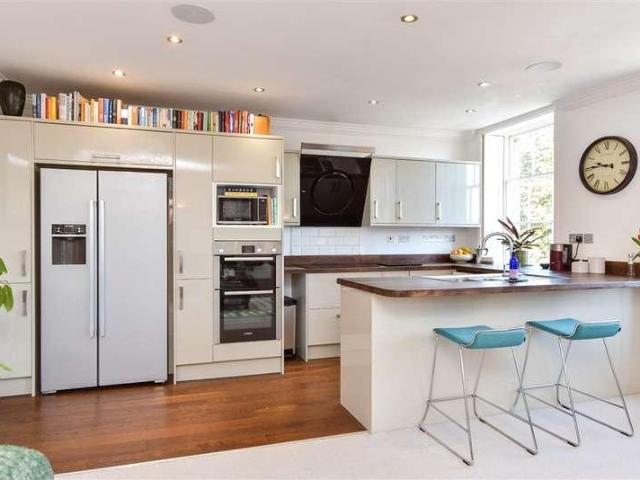 2 bed flat for sale