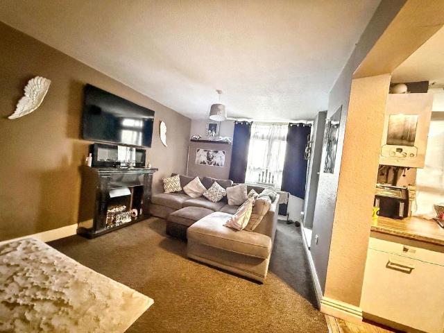2 bed flat for sale