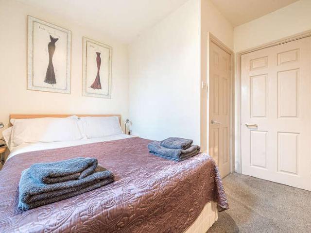 2 bed flat for sale