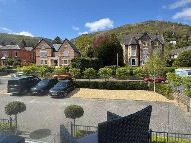 2 bed flat for sale