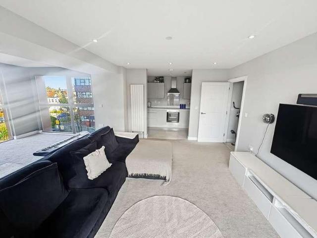 2 bed flat for sale
