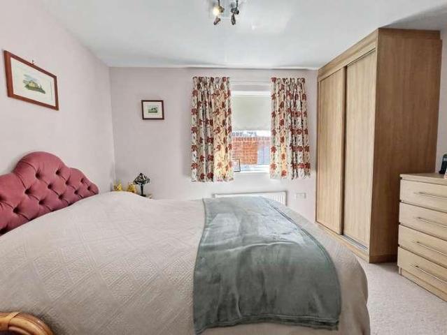 2 bed flat for sale