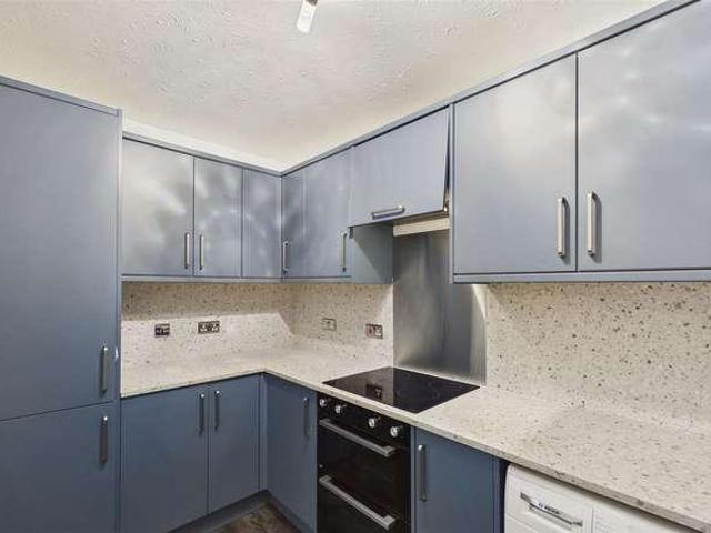 2 bed flat for sale