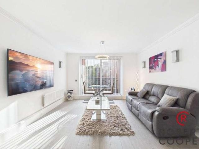 2 bed flat for sale