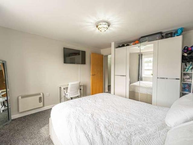 2 bed flat for sale