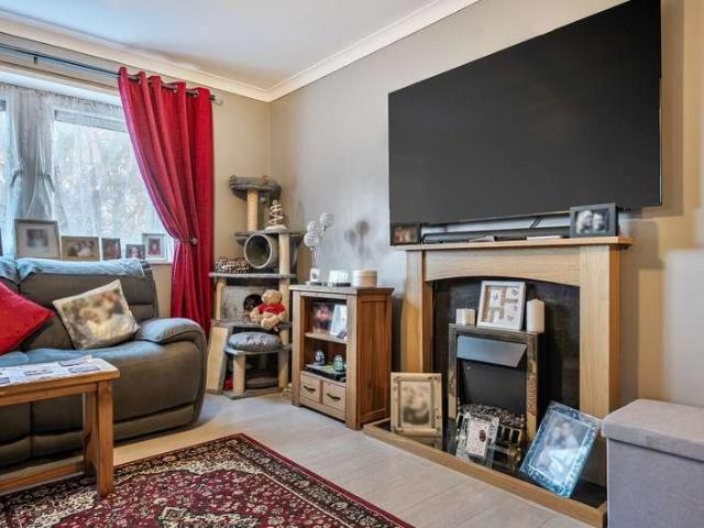 2 bed flat for sale