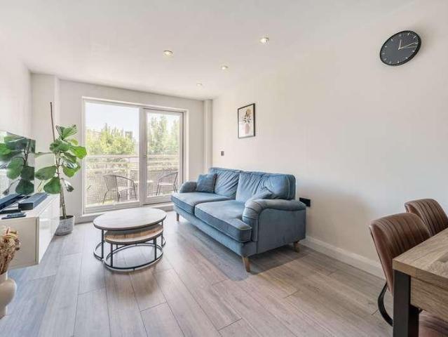 2 bed flat for sale