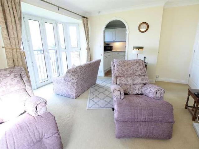 2 bed flat for sale