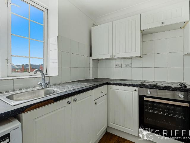 2 bed flat for sale