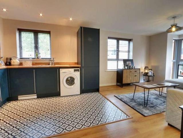 2 bed flat for sale