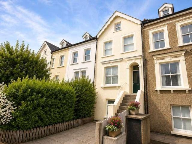 2 bed flat for sale