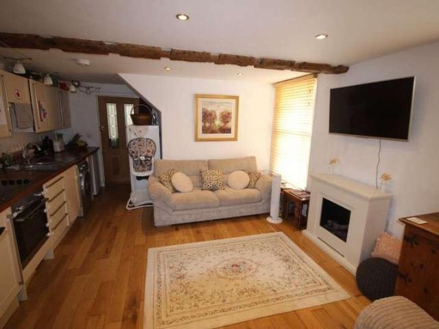 2 bed flat for sale