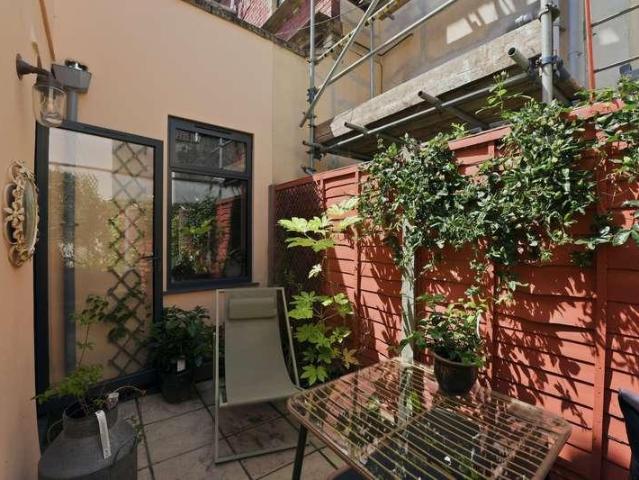 2 bed flat for sale