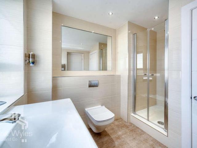 2 bed flat for sale