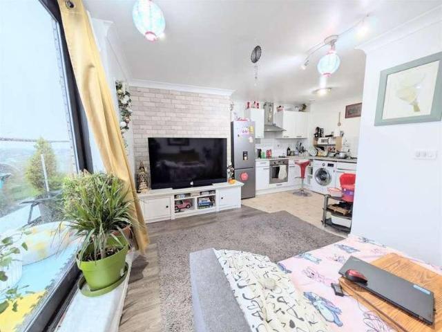 2 bed flat for sale
