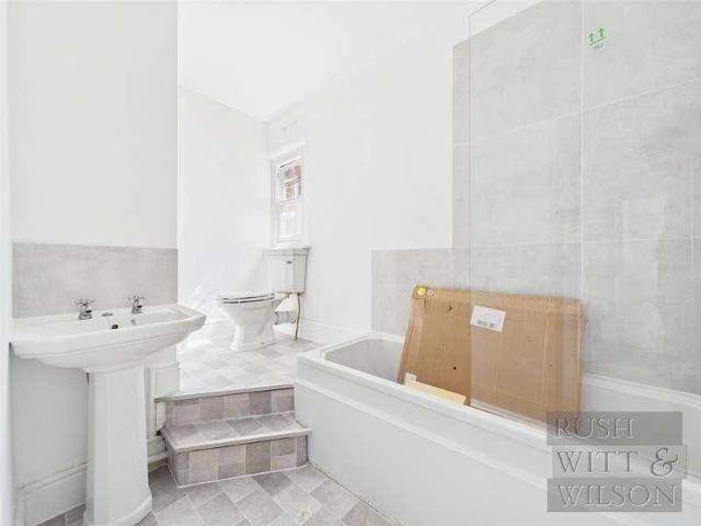 2 bed flat for sale