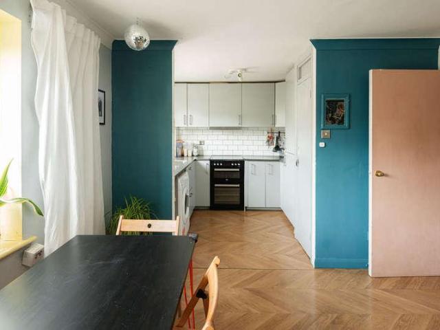 2 bed flat for sale