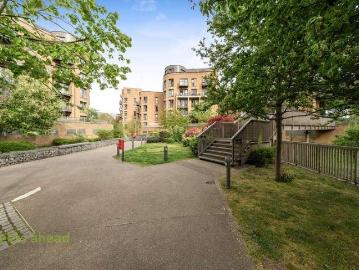 2 bed flat for sale