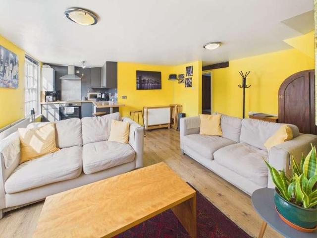 2 bed flat for sale