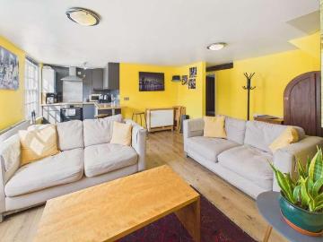 2 bed flat for sale