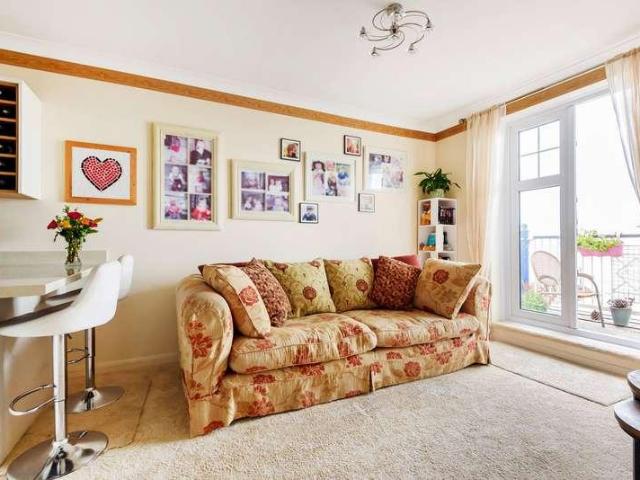 2 bed flat for sale