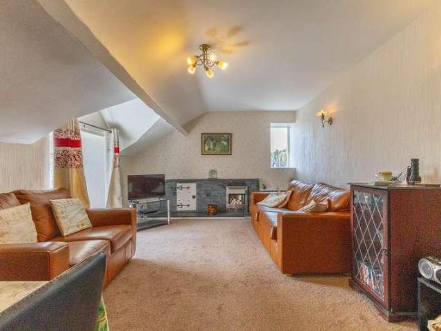 2 bed flat for sale