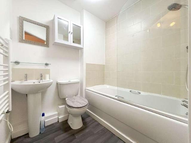 2 bed flat for sale