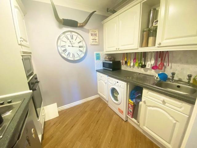 2 bed flat for sale