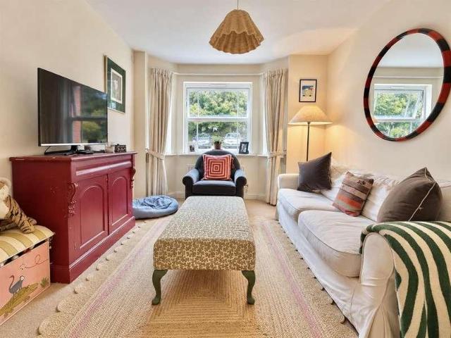 2 bed flat for sale
