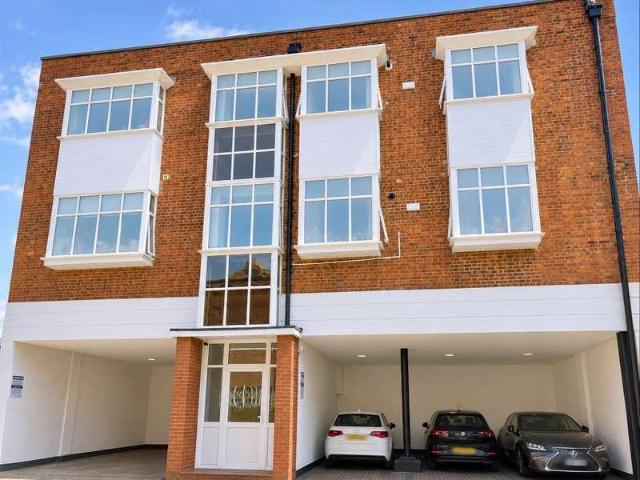 2 bed flat for sale