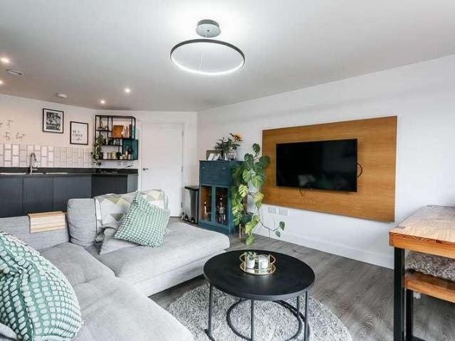 2 bed flat for sale