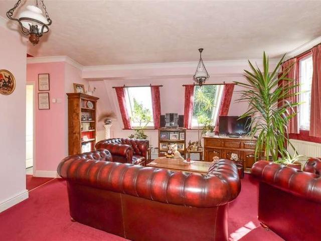2 bed flat for sale
