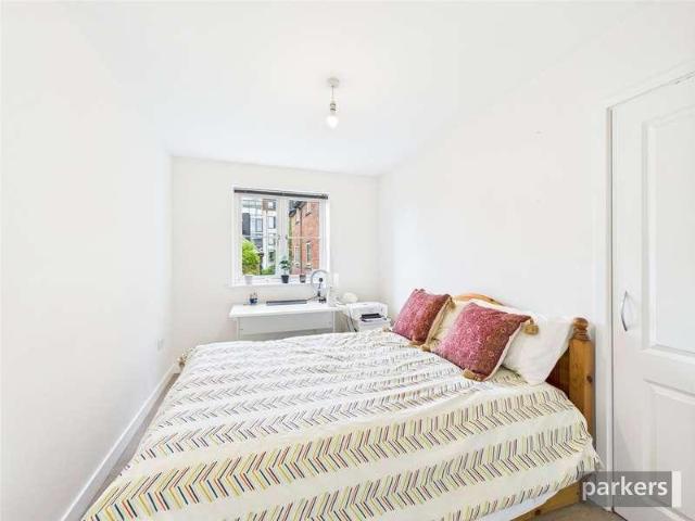 2 bed flat for sale