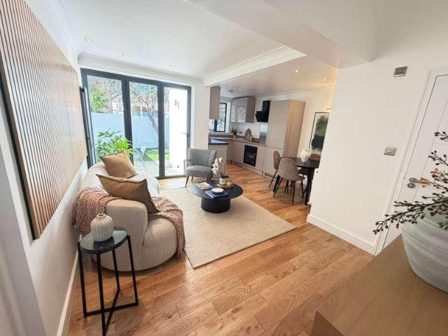 2 bed flat for sale