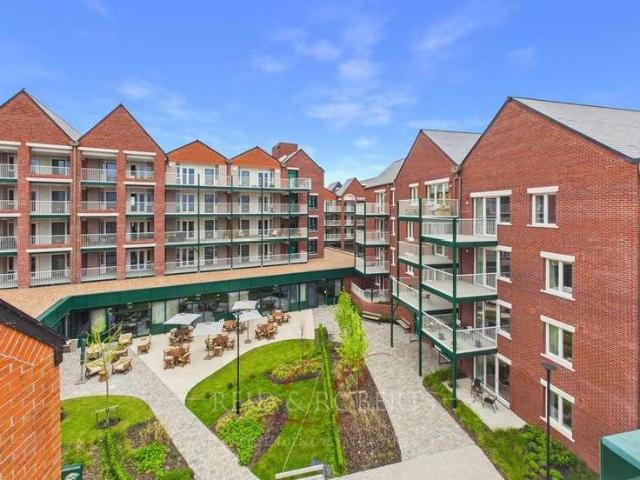 2 bed flat for sale