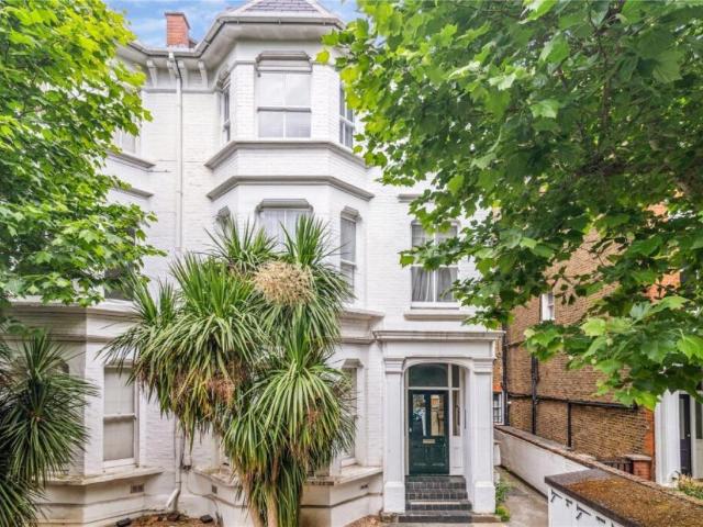 2 bed flat for sale